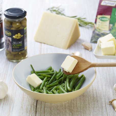 Krok 3 - Zielony makaron penne z fasolką szparagową, oliwkami i migdałami foto