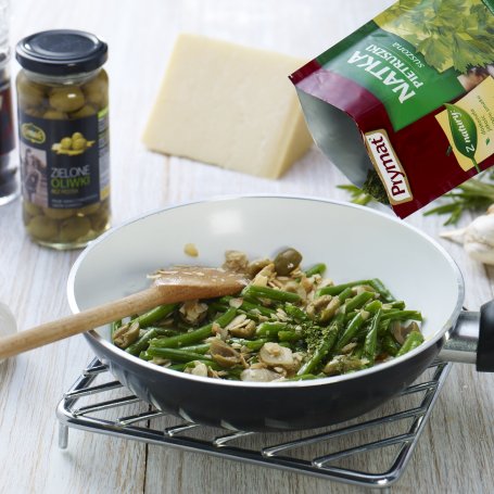 Krok 4 - Zielony makaron penne z fasolką szparagową, oliwkami i migdałami foto
