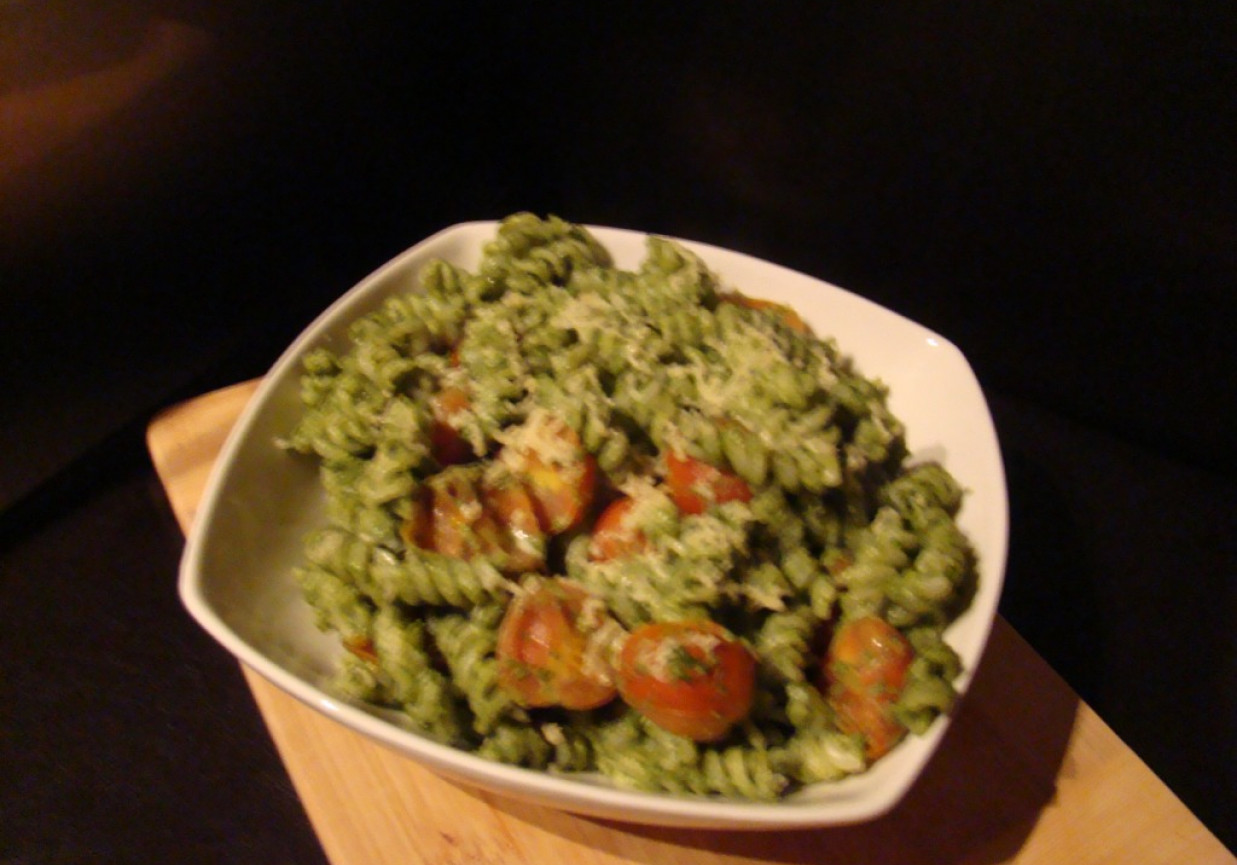 Zielony makaron z pomidorkami koktajlowymi  foto