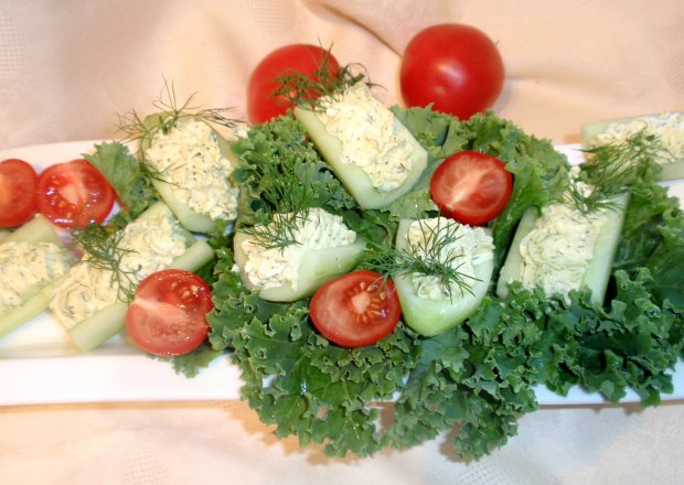 Fotografia przedstawiająca Zielony ogórek nadziewany pastą serową