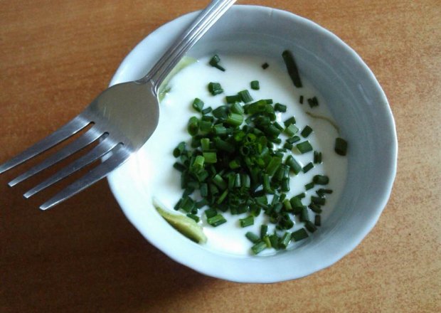 Fotografia przedstawiająca Zielony ogórek ze szczypiorkiem do obiadu