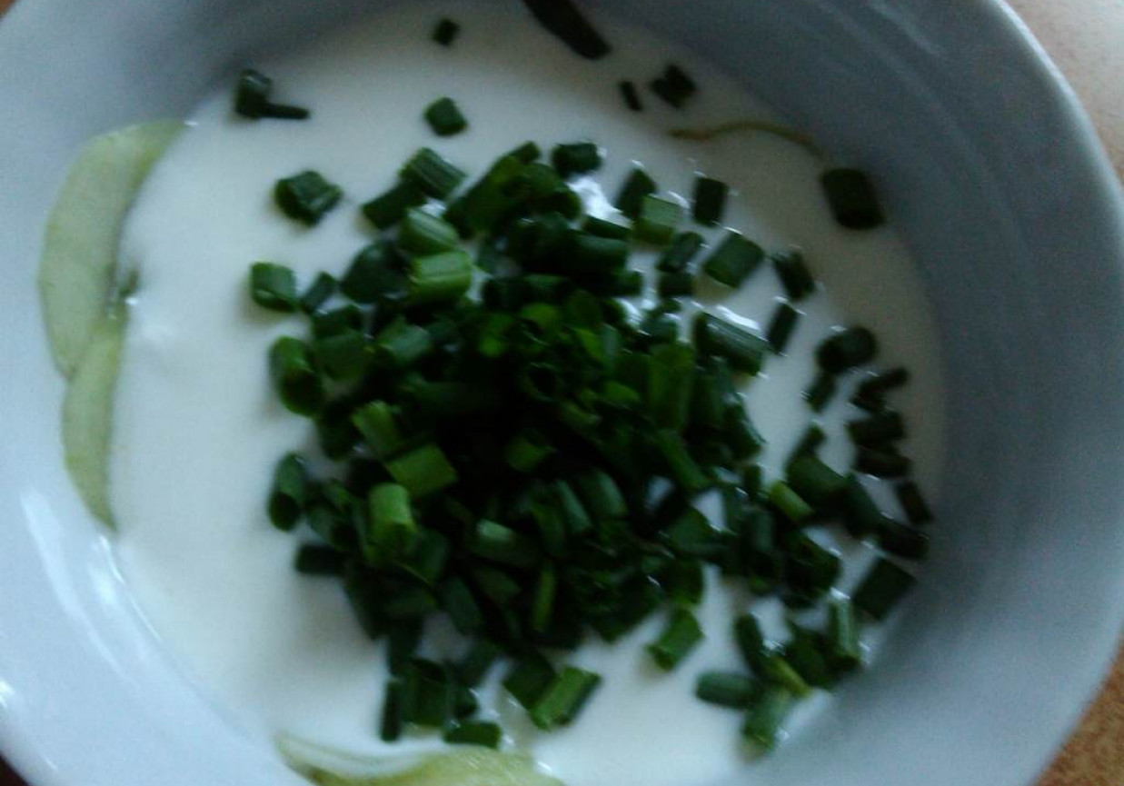 Zielony ogórek ze szczypiorkiem do obiadu foto