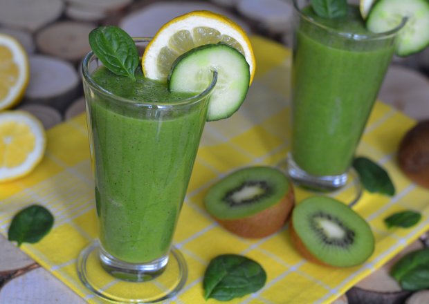 Zielony owocowo - warzywny koktajl foto