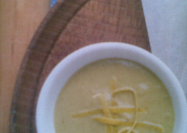Fotografia przedstawiająca Zielony sos do ziemniaków