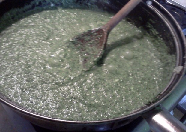 Fotografia przedstawiająca zielony sos szpinakowo-serowy