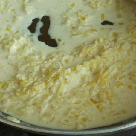 Krok 2 - Ziemniaczana rolada z rybą w sosie porowym foto