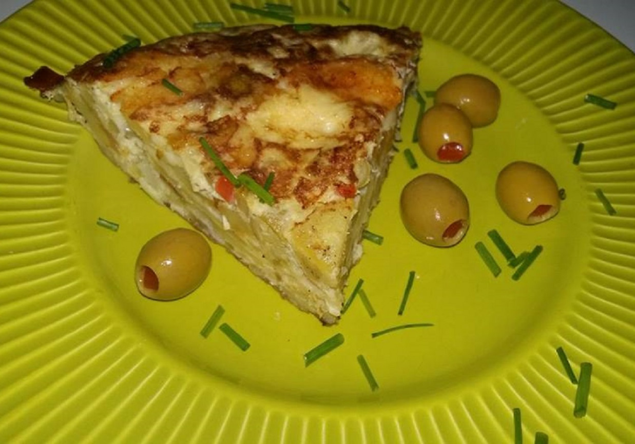 Ziemniaczana tortilla z zielonymi oliwkami foto