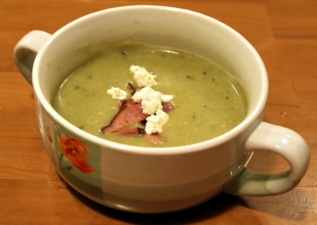 Fotografia przedstawiająca ziemniaczana zupa krem ze szpinakiem