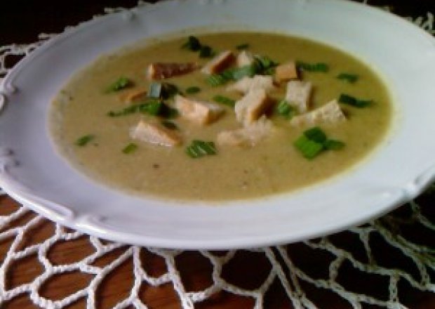 Fotografia przedstawiająca Ziemniaczana zupa-krem ze szczawiem