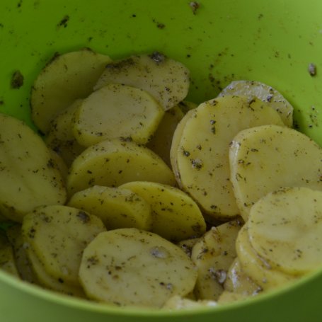 Krok 3 - Ziemniaczane talarki duszone w śmietanie foto