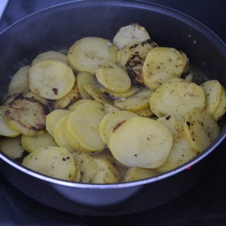 Krok 4 - Ziemniaczane talarki duszone w śmietanie foto