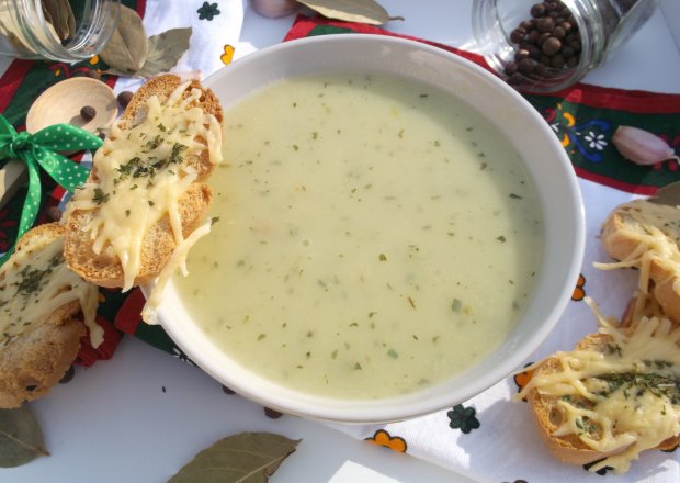 Fotografia przedstawiająca Ziemniaczano-czosnkowa zupa krem z serową grzanką.