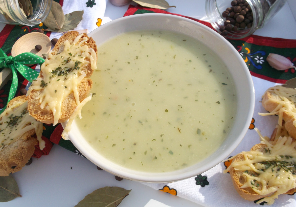Ziemniaczano-czosnkowa zupa krem z serową grzanką. foto