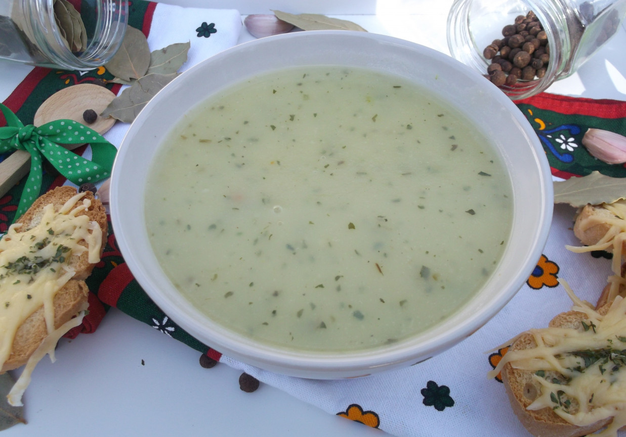 Ziemniaczano-czosnkowa zupa krem z serową grzanką. foto