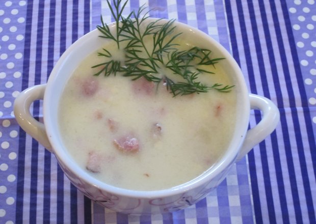 Fotografia przedstawiająca Ziemniaczano- serowa zupa krem