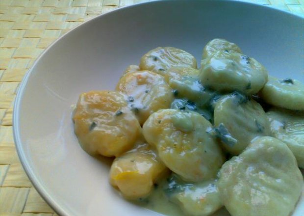 Fotografia przedstawiająca Ziemniaczano-dyniowe gnocchi z sosem serowym