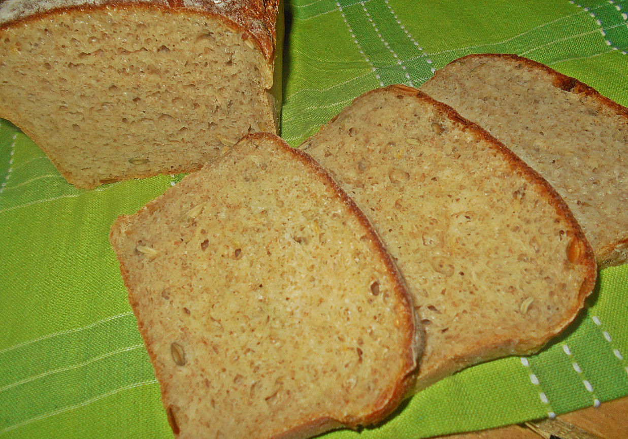 Ziemniaczany chleb z otrębami i pestkami dyni foto