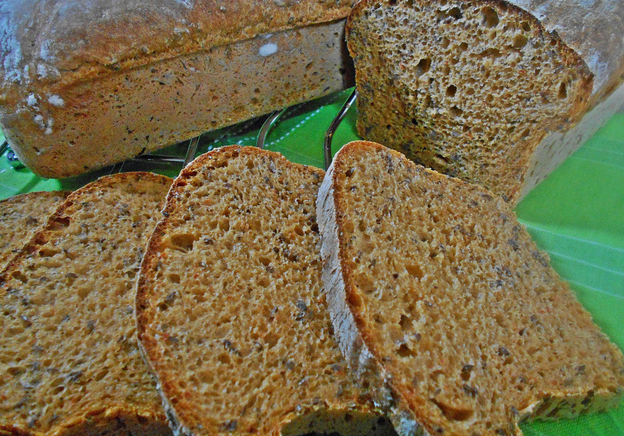 Ziemniaczany chleb z pieczoną papryką i pesto foto