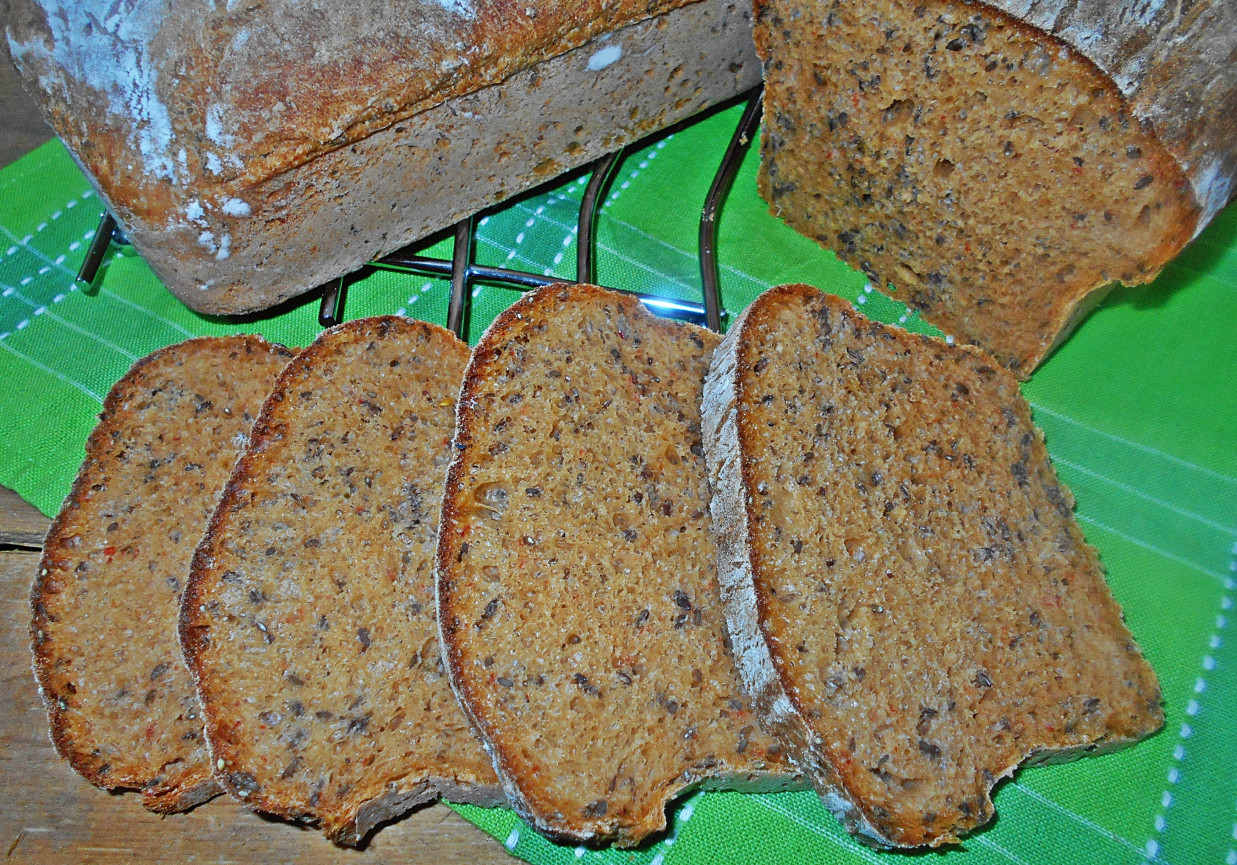 Ziemniaczany chleb z pieczoną papryką i pesto foto