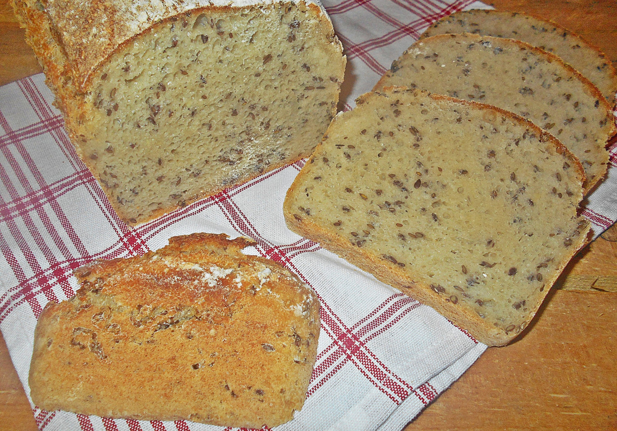 Ziemniaczany chleb z piwem i siemieniem lnianym foto