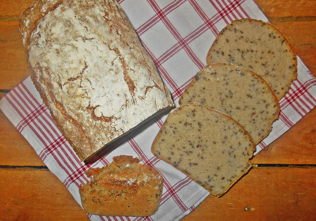 Ziemniaczany chleb z piwem i siemieniem lnianym foto