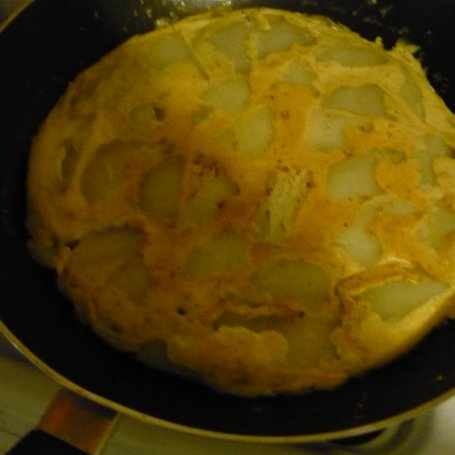 Krok 5 - Ziemniaczany omlet z pieczarkami foto