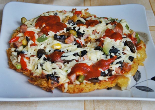 Fotografia przedstawiająca Ziemniaczany placek ala pizza