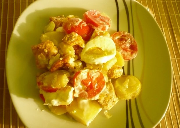 Fotografia przedstawiająca Ziemniaczany przysmak z mięsem i pomidorami