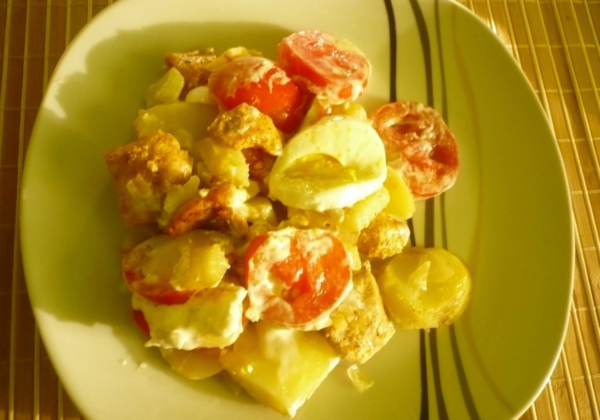 Ziemniaczany przysmak z mięsem i pomidorami foto