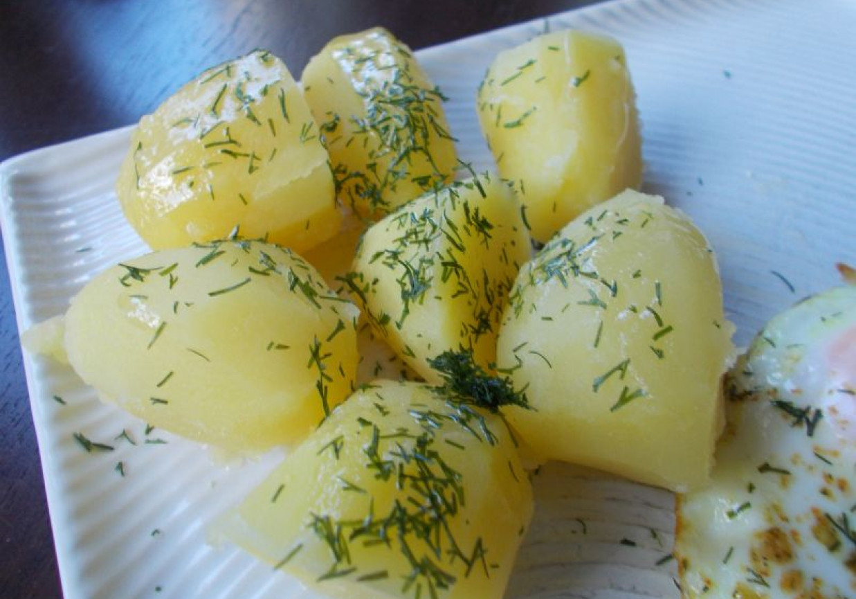 Ziemniaczki z masłem koperkowym foto