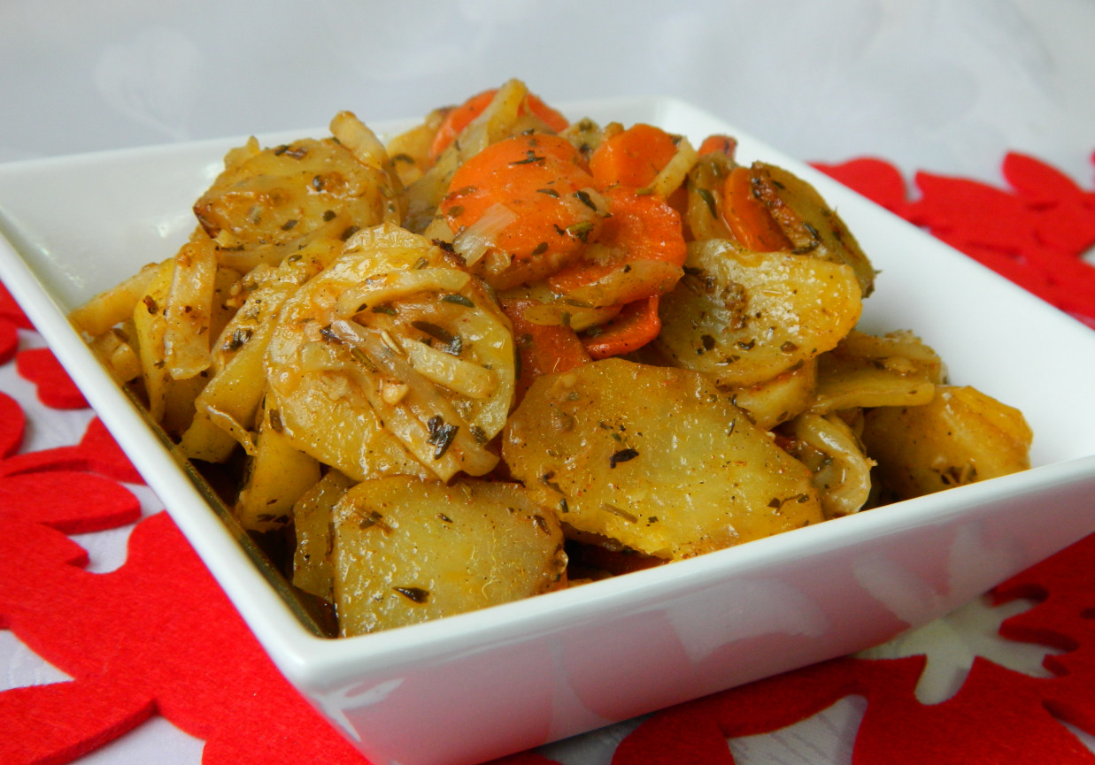 Рецепт запеченной картошки с овощами. Запеченная картошка с овощами. Картофель с овощами в духовке. Запеченная картошка с овощами в духовке. Картофель с овощами в духовке запеченные.