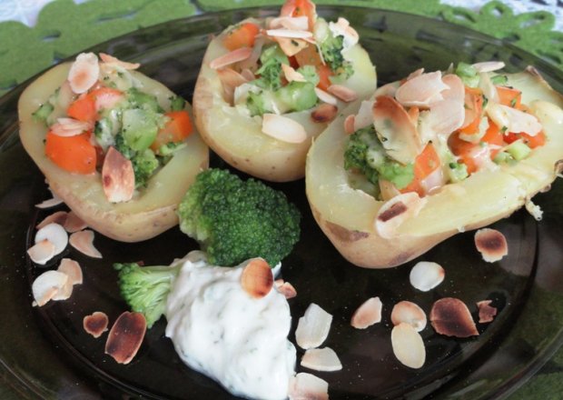 Fotografia przedstawiająca Ziemniaki faszerowane brokułami i marchewką