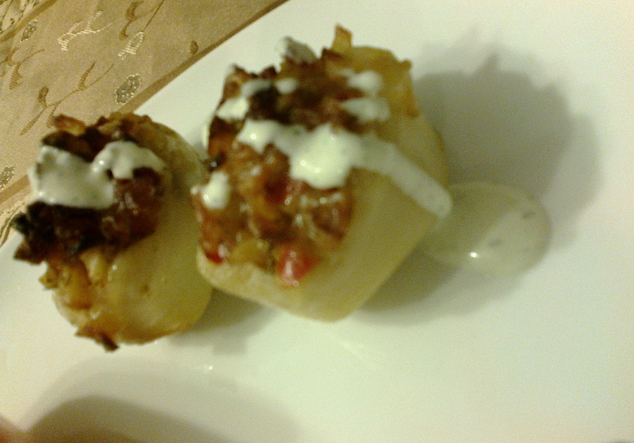 Ziemniaki faszerowane  z sosem czosnkowym foto