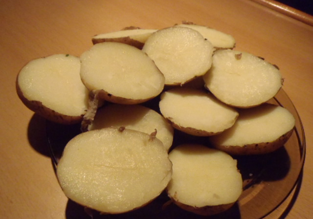 Ziemniaki gotowane w koszulkach zapiekane z serem foto