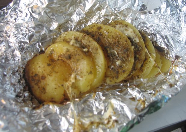 Fotografia przedstawiająca Ziemniaki grillowane z serem żółtym
