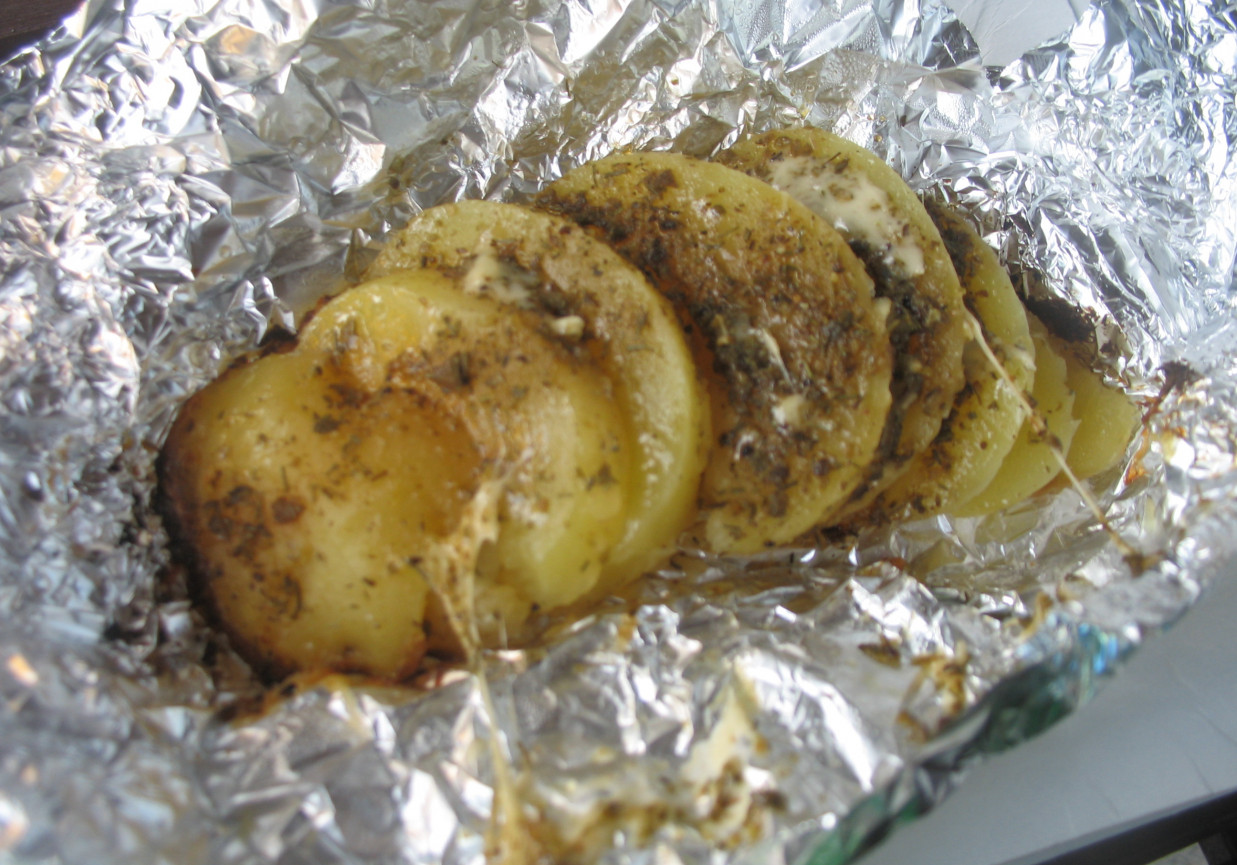 Ziemniaki grillowane z serem żółtym foto