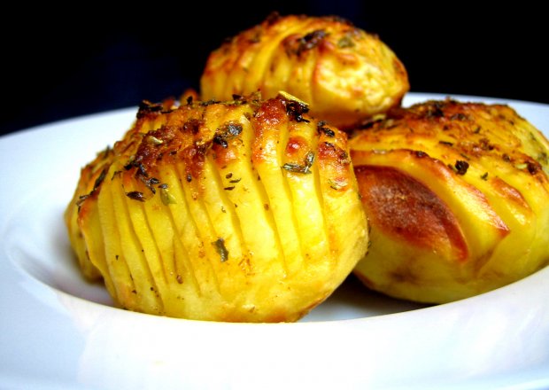Fotografia przedstawiająca ziemniaki hasselback- wariacja