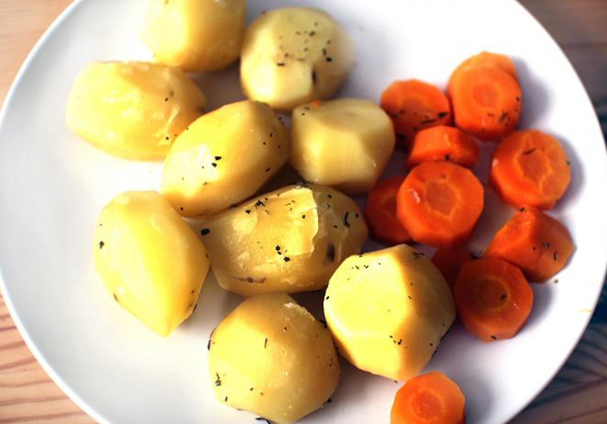 Ziemniaki i marchew gotowane na parze foto