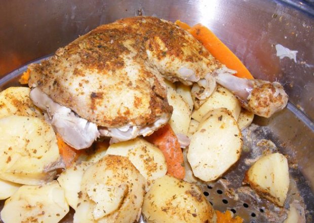 Fotografia przedstawiająca Ziemniaki, marchew, podudzie- szybki obiad na parze