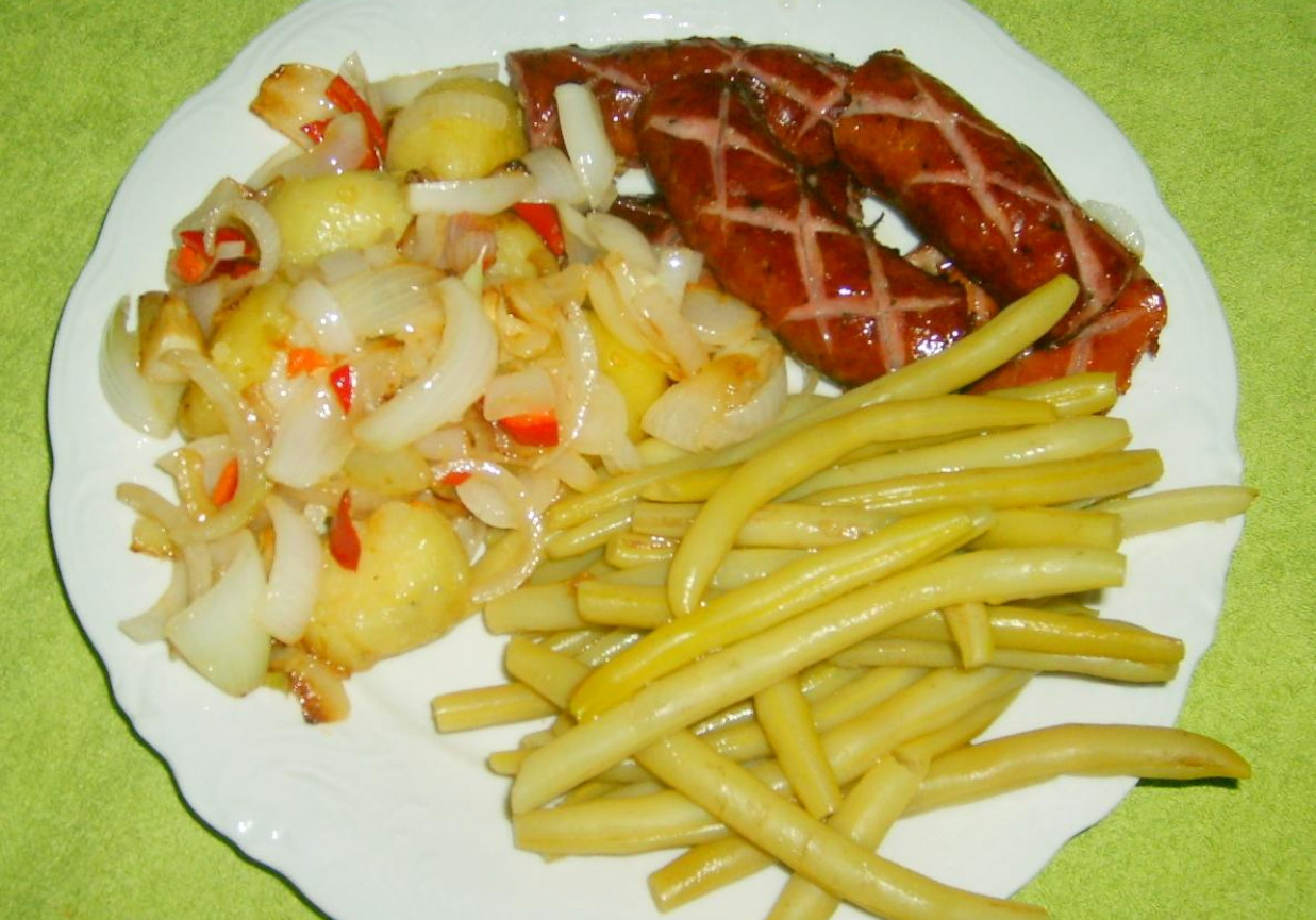 ziemniaki na ostro odsmażane z kiełbasą i fasolką... foto
