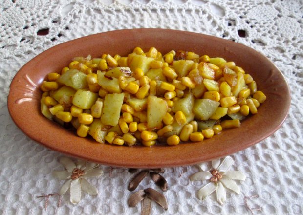Fotografia przedstawiająca Ziemniaki na słodko z kukurydzą