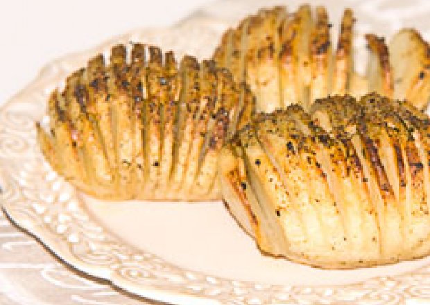 Fotografia przedstawiająca Ziemniaki nacinane i pieczone