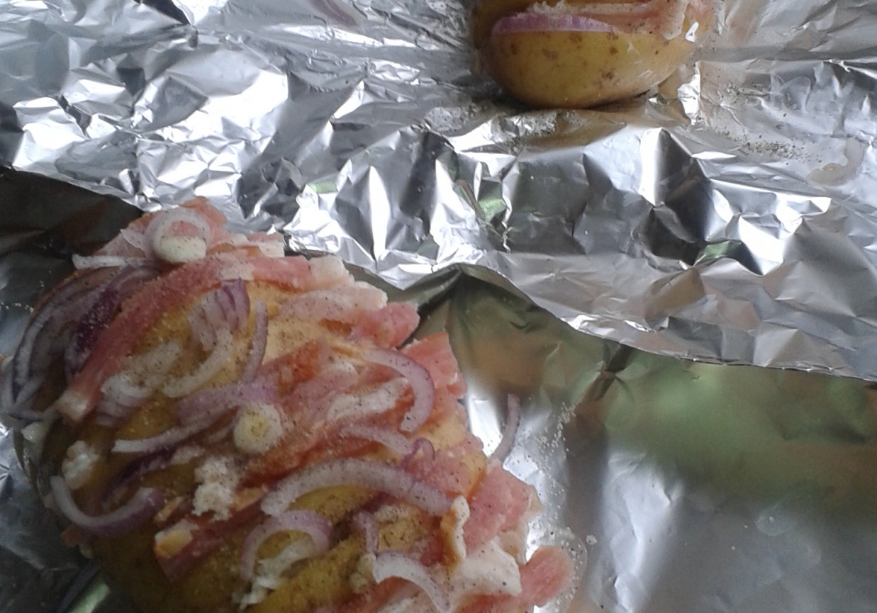 Ziemniaki nadziewane boczkiem i cebulką. foto