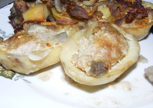 Fotografia przedstawiająca Ziemniaki nadziewane mięsem mielonym