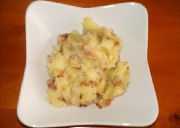 Fotografia przedstawiająca Ziemniaki okraszane boczkiem na cebulce