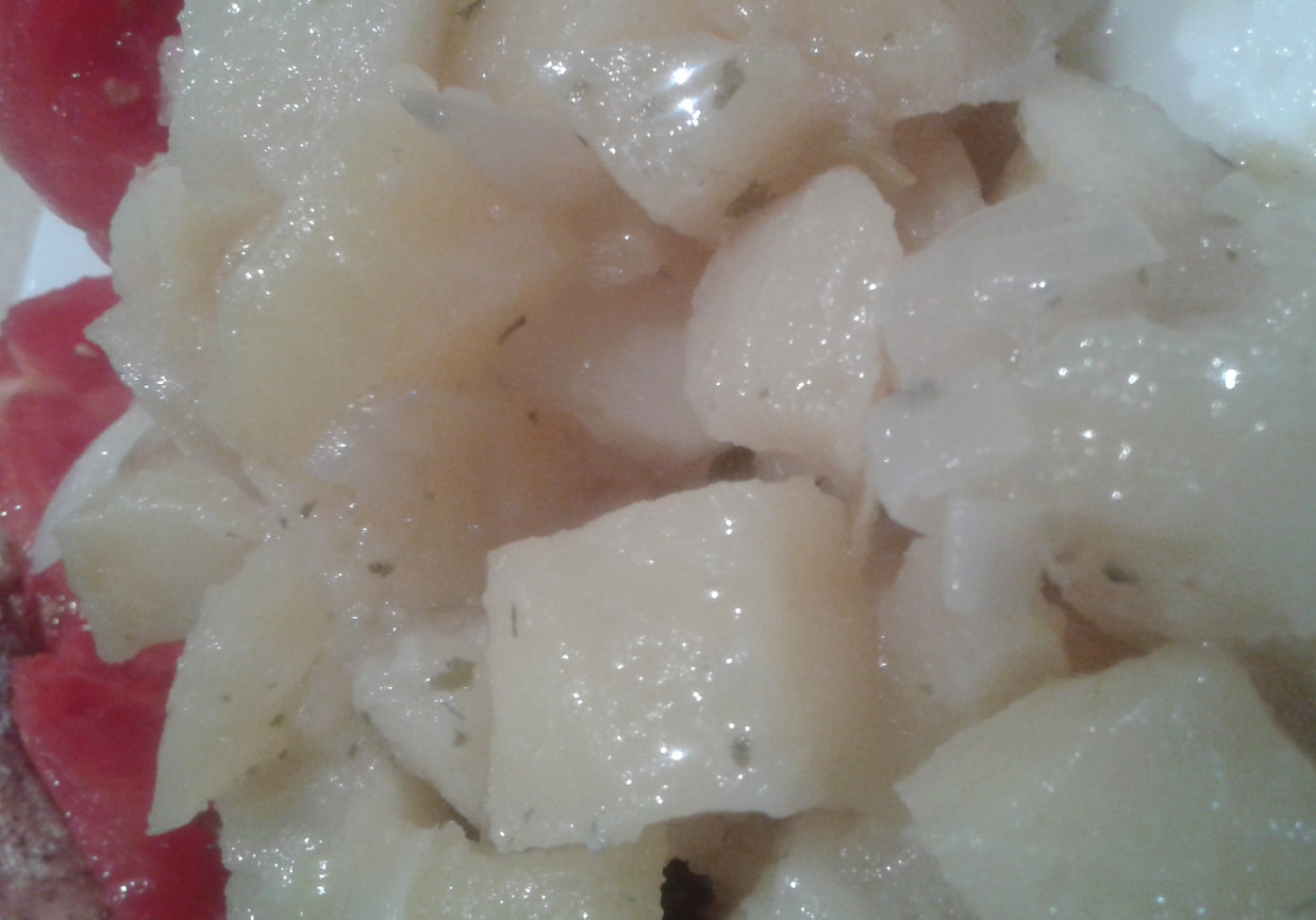 Ziemniaki okraszane cebulką. foto