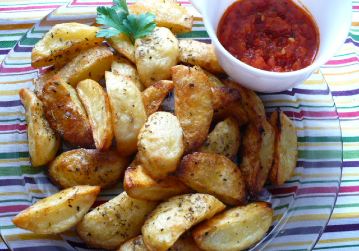 Ziemniaki opiekane z sosem pomidorowym foto