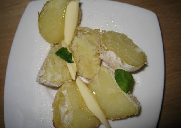 Fotografia przedstawiająca Ziemniaki pieczone z bazylią i masełkiem