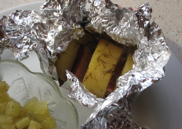 Fotografia przedstawiająca Ziemniaki pieczone z boczkiem i koperkiem