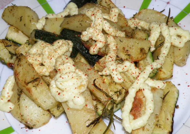 Fotografia przedstawiająca Ziemniaki pieczone z cukinią i ziołami